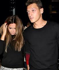 Endlich zeigt sie ihren neuen freund! Mesut Ozil Bei Diesen Liebes Pics Braucht Es Kein Statement Mehr