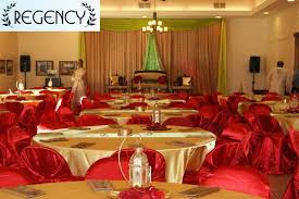 Are You Searching Hall For Rent In Nearby Queens For A Special Day Then Regency Party Hall Is A Perfect Optio Linen Table Settings Gold Table Setting Red Chair