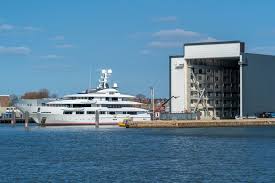 Oceanco heeft op de voormalige werf van grootint en heerema in zwijndrecht zijn eerste schip in aanbouw genomen. Miljoenenjacht Verlaat Droogdok Bij Oceanco In Alblasserdam Dordrecht Ad Nl