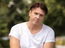 На данный момент артист женат на ольге головиной, с которой воспитывает двоих сыновей. 4hclhb8iuc6mzm