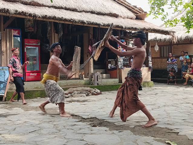 Menjelajahi Kekayaan Budaya Sasak, dari Tenun Songket sampai Peresean