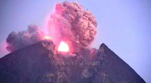 Merapithis ribu is the most active volcano in indonesia. Vulkan Merapi In Indonesien Spuckt Lava