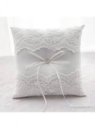 Per dei cuscini portafedi particolari, dimenticate le convenzionali forme geometriche e i tessuti utilizzati di. Cuscino Portafedi Con Merletto Di Pizzo Matrimoniale
