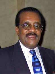 Simpson est en tout cas très serein alors que la police vient de trouver un couteau dans son ancienne maison, qui pourrait être l'arme du crime de nicole simpson, sa femme et de son ami ronald goldman. Johnnie Cochran Wikipedia