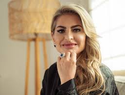 Claudia Pinto's Instagram, Twitter & Facebook