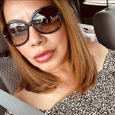 The girl with straight hair has to curl it. The girl with curly hair has to  straighten it. #TVNews #FirstWorldProblems