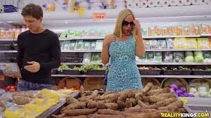 Порно с горячей мамашей в продуктовом магазине - Порно онлайн