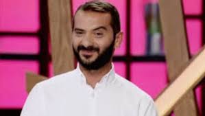 Πρεμιέρα τελικού στο masterchef 5 και ο λεωνίδας κουτσόπουλος φαίνεται πως ήταν εξαιρετικά αγχωμένος, αφού έκανε την ίδια «γκάφα» δύο φορές σε διάστημα ενός λεπτού. Masterchef O Koytsopoylos 8elei Na Ferei Mesi Kai Goyndoylakh Ston Paniwnio Sport 24