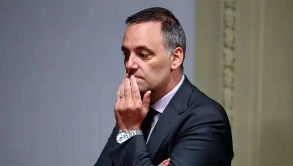 Manuel Adorni se quedó sin apoyo y presionan para que renuncie si Milei no  lo echa | El Comercial