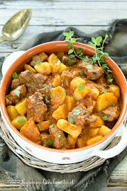 Scopri come realizzare la classica ricetta dello spezzatino, il piatto perfetto per un piatto della domenica secondo tradizionerifilate il taglio di. Spezzatino Di Vitello Con Le Patate Carne Tenerissima Cotta In Padella