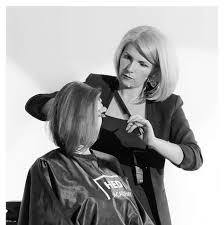 Din cauza unei depresii puternice a ajuns dependentă de substanțele interzise. Anca Muresan Hairdresser Home Facebook