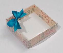 Caja Con Tapa De Acetato Y Estampado De Tipografia Cajas Personalizadas Cajas Caja De Carton