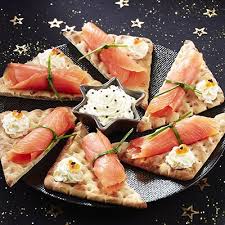 Plateau Saumon Fume Et Creme Fouettee Un Melange Doux Et Somptueux Saumon Fume Presentation Saumon Fume Recettes De Cuisine