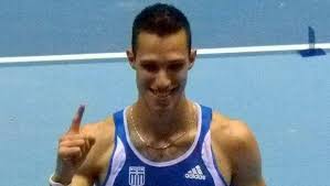 Το άλμα επί κοντώ ή ο επικοντισμός είναι κλασικό αγώνισμα του στίβου, στο οποίο ο αθλητής χρησιμοποιεί ευλύγιστο πλέον κοντάρι από φάιμπεργκλας ή ανθρακονήματα για να υπερπηδήσει οριζόντιο πήχυ. Pagkosmios Prwta8lhths O Kwstas Filippidhs Sto Alma Epi Kontw Xbody Gr