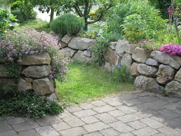 Downloade dieses freie bild zum thema trockenmauer garten aus pixabays umfangreicher sammlung an public domain bildern und videos. Trockenmauern Das Garten Lexikon Der Pflanzenfamilien Von Floristik24
