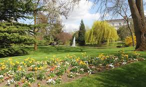 Jardin De L Hotel De Ville D Epernay Labellise Jardin Remarquable Imagine Au Milieu Du Xixe Siecle Pour Agrementer L Hotel P Epernay Parc Paysager Jardins