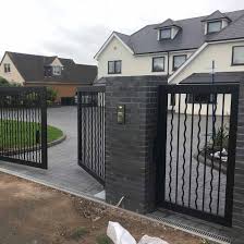 With our vast experience, property owners can expect to get driveway metal gates that are designed and manufactured to last a lifetime. Contemporary Gates Railings Modern House Ironcraft