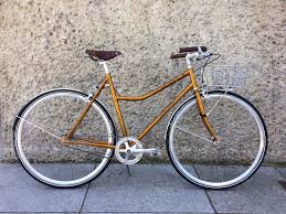 Rakete Meral In Candygold Mit Shutter Precision Nabendynamo Und Supernova Lights Rakete Fahrrader Fahrrad Design Fahrradrahmen Fahrrad