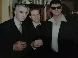 Што се случи со момчево, десно со наочарите. Беше многу популарен 90..