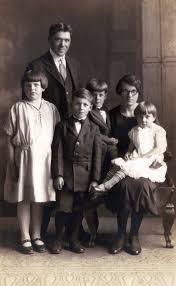 Black And White Family Photos Old Pin By Frizz Studio On Familie Vintage Family Photos Family Portraits Portrait