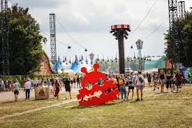 Van 20 t/m 22 augustus strijken in biddinghuizen weer duizenden lowlanders neer voor a campingflight to lowlands paradise. Lowlands Festival