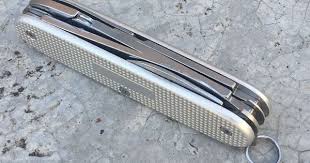 pin de shahrial tahar em swiss army knives