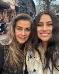 Jenny Arias's Instagram, Twitter & Facebook