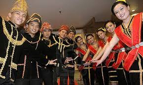 Mereka biasanya tinggal di daerah tenom, pensiangan dan keningau. Original Sabahan Kumpulan Etnik Di Sabah