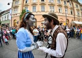 Poza wspominanymi w poprzednim poście obchodami narodowymi w weekend, odbywał się w sibiu także festiwal wina. EdiÈia 25 A Festivalul InternaÈional De Teatru De La Sibiu Mirela Coman