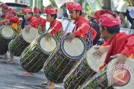 Yaitu tarian yang dilaksanakan untuk tujuan pelestarian budaya. Melestarikan Kearifan Lokal Gumi Sasak Antara News