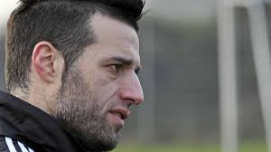 Fußball: Niko Douros auf eigenen Wunsch ausgeschieden