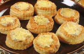 Une Recette Simple Accessible A Tous Vol Au Vent Farcis De Thon Ou De Crevettes Parsemer De Fromage Rape Bonne Degustation Vol Au Vent Food And Drink Food