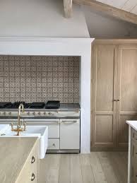 Giannetti Home White And Wood Kitchen Kitchen Design Raw Wood Brass Accents Patterned Interior Design Kitchen Modern Mediterranean Homes Kitchen Interior
