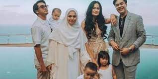 Ia pun turut berbahagia dan mendukung kebahagiaan sang bunda. Ini Kebahagian Ricky Harun Miliki Papah Baru Merdeka Com