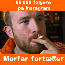 Hans uniform er et orange tracksuit og en smøg