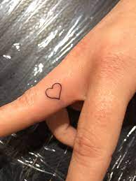 Westend Tattoo Wien Tattoo Small Tattoo Finger Tattoo Small Heart Tattoo Kleine Tattoo Herz Tattoo Tattoo Mutter Herz Tattoo Klein Hals Tattoos