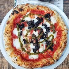 Pizza Urora Base Pomodoro Y Mozzarella Con Champinon Ajo Y Mojo De Cilantro Para Chuparse Los Bigotes Te Esperamos Hoy Desde Food Vegetable Pizza Vegetables