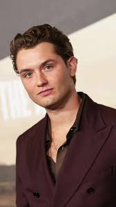 Rafferty Law, el atractivo hijo de Jude Law que sigue los pasos del actor  #judelaw #rafflaw #raffertylaw #mastersofair #celebrities