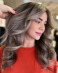 50 looks de balayage para cabello castaño ceniza con un toque de chica cool