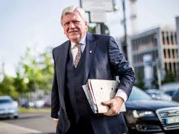 Landesvorsitzender der cdu hessen und hessischer ministerpräsident. Frankfurt Hessen Volker Bouffier Spricht Uber Den Krebs Und Die Schwarz Grune Regierung Hessen
