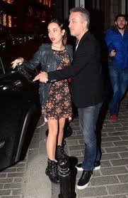 İlk adım olarak cihan'ın babası rahmi'nin kendisine borçlanmasını sağlamış, cihan'ın kızı hazal'ın çıplak görüntüsünün olduğu bilgisayarı ele geçirmiştir. Facebook