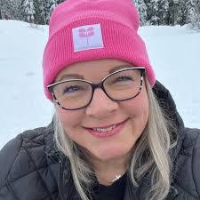 Shana Hanson's Instagram, Twitter & Facebook