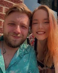 Lindsay Hollis's Instagram, Twitter & Facebook