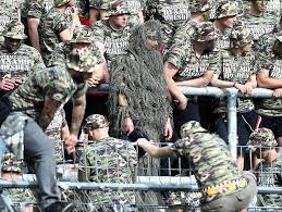 Satiriker jan böhmermann beschimpfte derweil innenminister horst seehofer in einem tweet, löschte diesen aber wieder (update vom 19. Dynamo Dresden Fans Reagieren Hart Auf Jan Bohmermann Satire Mopo De