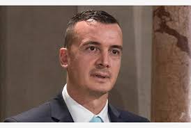 Dayane spiega a giulia le ragioni per averla nominata e tra le due scoppia un acceso diverbio. La Scalata Dal Basso Di Rocco Casalino Tiscali Notizie