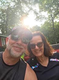 Can someone remove glare from photo?