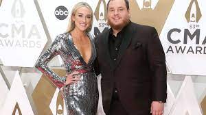 According to country fancast, they both caught eyes cross the crowd and nicole asked luke to join her and her friends. Who Is Luke Combs Wife Everything You Ntk About His Relationship With Nicole Hocking