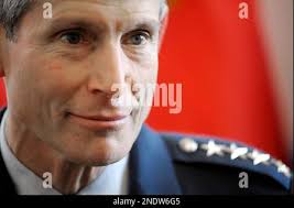 Luftwaffe Stabschef General David Goldfein und seine Frau, Dawn, Gegenwart  Frank Beatty, Ehemann von Sekretär der Air Force Deborah Lee James, mit  einer Plakette während James' Abschiedszeremonie Joint Base Andrews, Md.,  Jan.