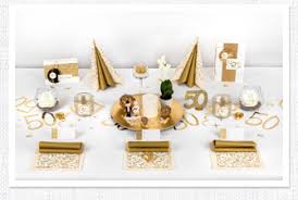 Doch dann kamen in die mitte schwarze mitteldecken, auf die man gleich glänzende vasen und kerzenständer in gold stellte. Goldene Hochzeit Tischdekoration In Grosser Auswahl Tafeldeko De