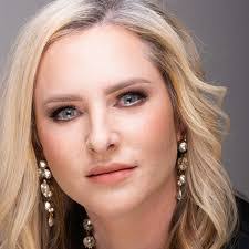 Amanda Caster's Instagram, Twitter & Facebook